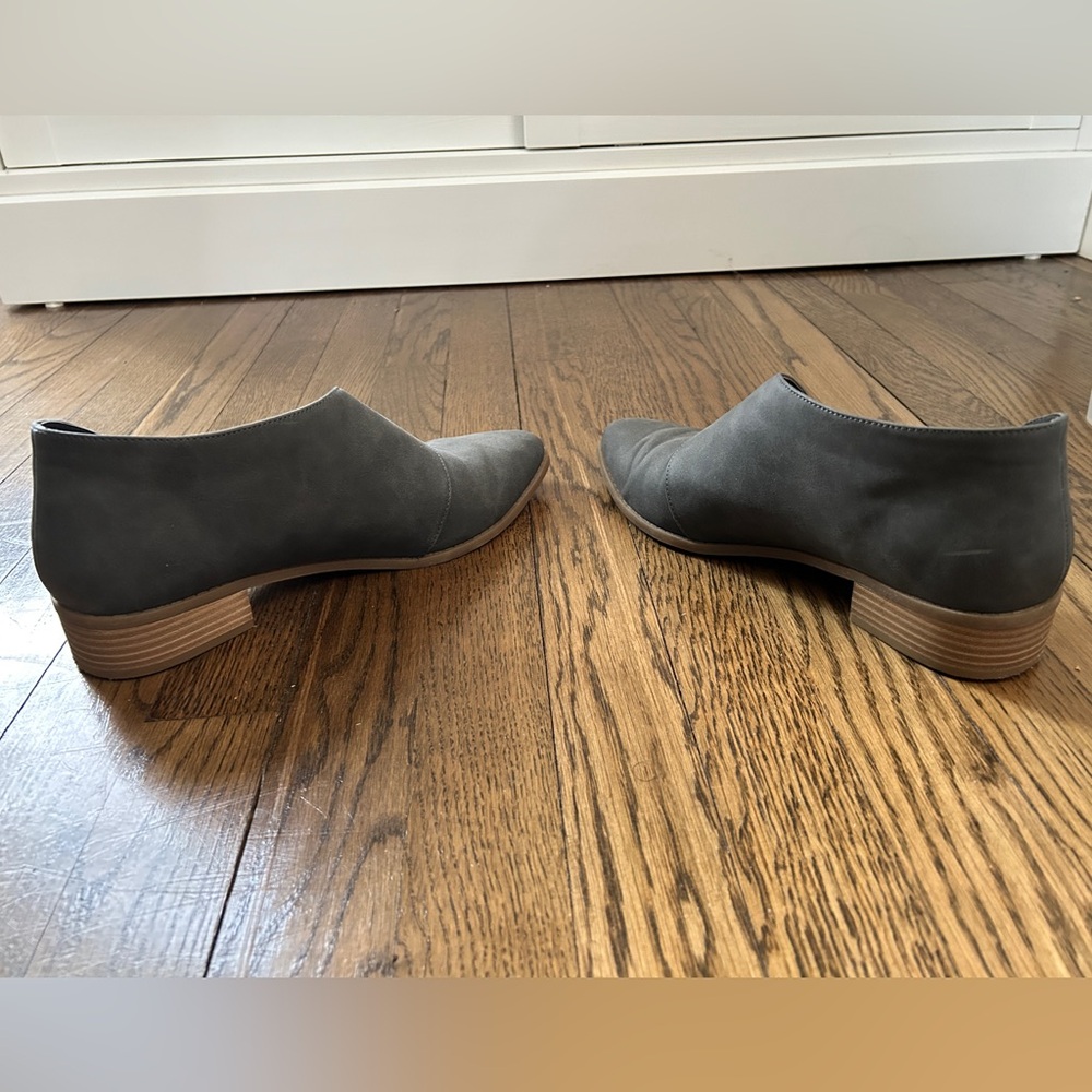 EUC 10W Wide Universal Thread Gray Vegan Suede Shootie Flat with cut out - Picture 7 of 10